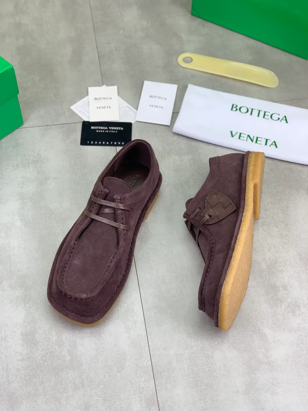 Men's men's shoes 💰P740 New model 💰 Top quality (beef tendon outsole series) 💎💎💎 BOTTEGA VENETA official website synchronizes the latest model, top version of the market's highest version of BV business leather shoes, accept material comparison, shoe type comparison, process comparison, practical and texture, versatile, suitable for any occasion, the more you look at it, the more flavorful it becomes. Pure hand-woven craftsmanship - upper material, imported original hand-woven calfskin - high-quality water-dyed sheepskin lining - original private model customized beef tendon outsole -Size: female 35-39 (34 40 customized) male 39-44 (38 45 customized) Comes with original BV green box, complete packaging.